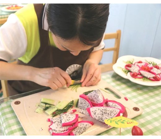 巧手匠心 爱在果中——商丘市智谷幼儿园保育老师“水果拼盘”技能比赛