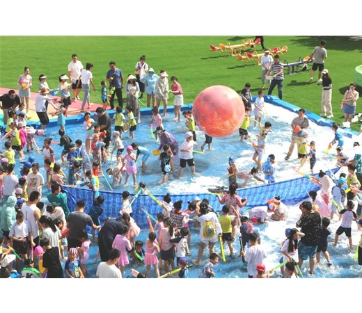 缤纷夏日 水上狂欢——商丘市智谷幼儿园泡沫之夏活动